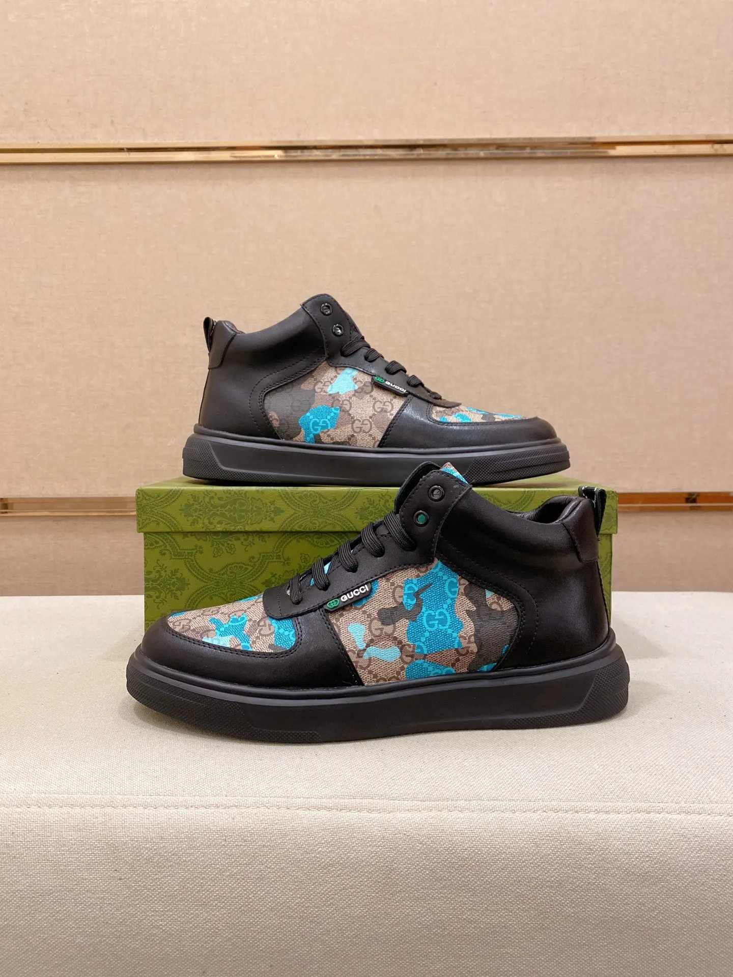 Factory price: 420💰 (GUCCI) The latest model from the official website🎁🎁Casual and fashionable men's shoes👟, hot style💥The version is simple and elegant, exclusive for trendy men. The unique latest brand elements from the official website👑Original Gucci decoration, fashionable and generous, the fabric is original cowhide ✅Mesh breathable lining, the official website specifies wear-resistant casual outsole, the classic model is taken in kind at the counter🎬38-44 (can be customized for 45 non-refundable)
